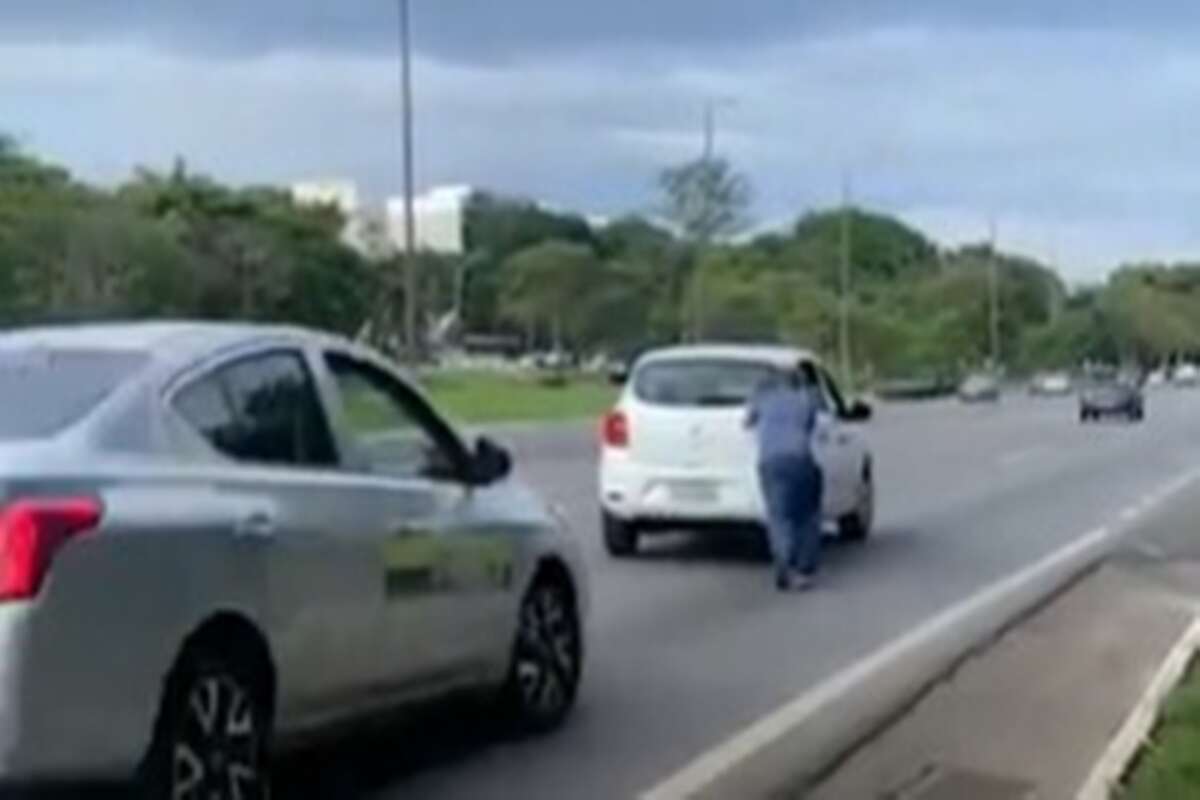 Vídeo mostra homem sendo atropelado ao empurrar carro no Eixão Sul