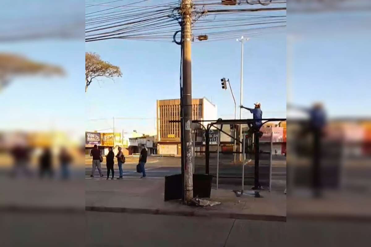 Vídeo: homem quebra parada de ônibus em plena luz do dia no DF