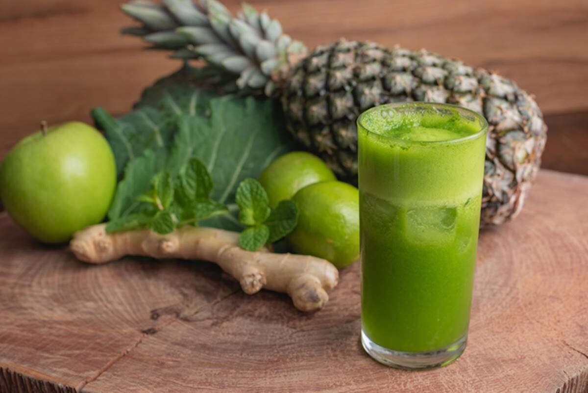 Conheça 8 benefícios de tomar suco detox com couve todos os dias