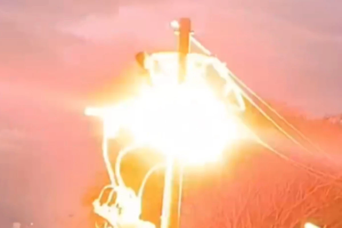 Homem cai de poste após sofrer 3 descargas elétricas. Vídeo
