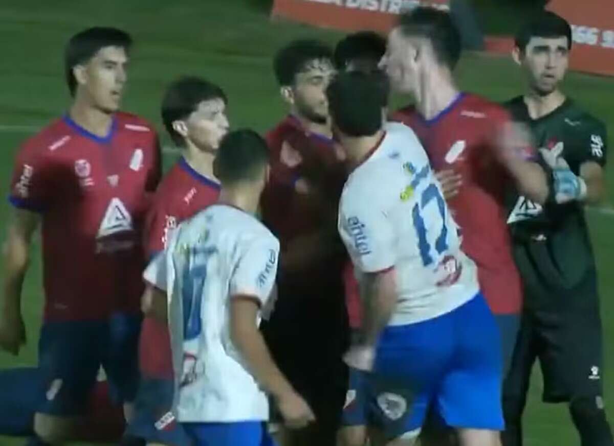 Vídeo: jogador agride e desmaia adversário em partida no Uruguai