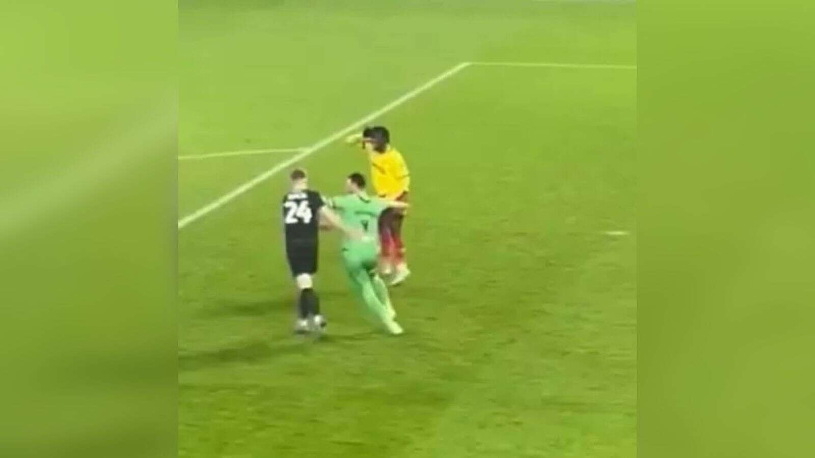 Dancinha, não! Jogador é expulso por provocar rivais. Veja vídeo