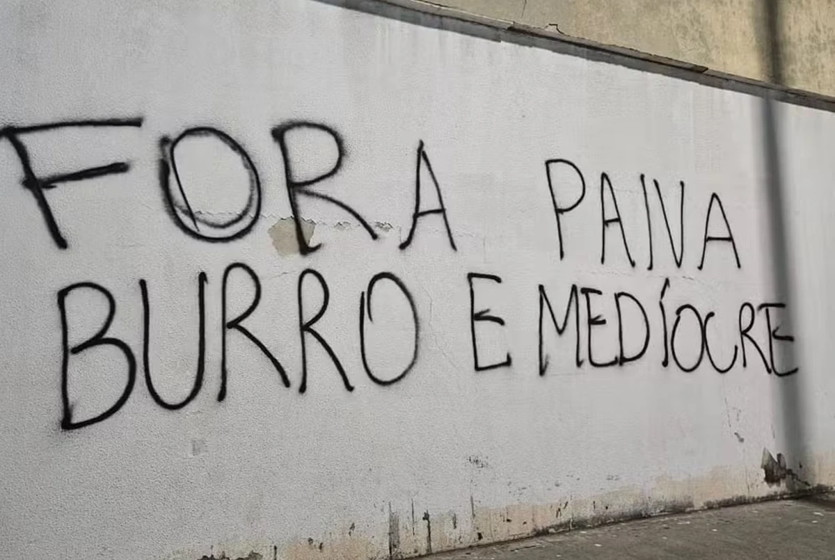 Torcida do Botafogo picha muros do Nilton Santos em protesto. Veja
