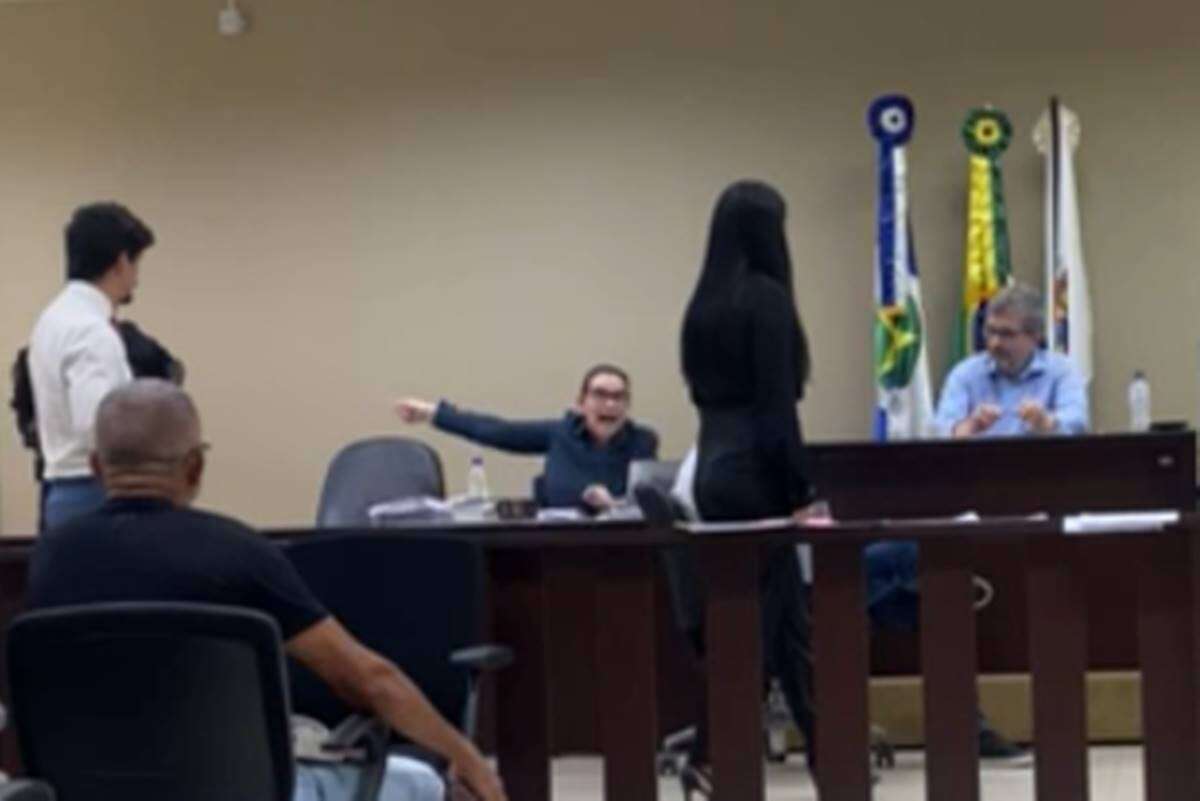 Promotora ofende advogados em audiência: “Código da bandidagem”. Vídeo