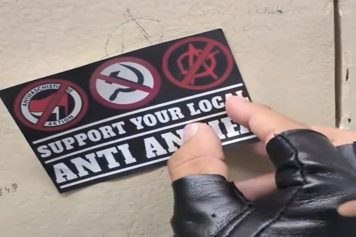 Aspirante a terrorista colava adesivos fascistas na rua. Vídeo