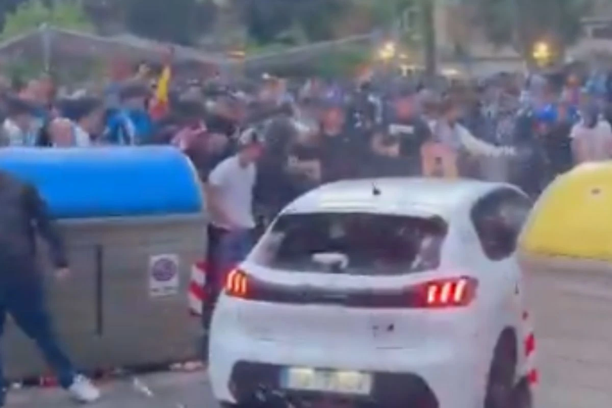 Torcedores são atropelados em massa antes de Espanyol x Barcelona. Vídeo