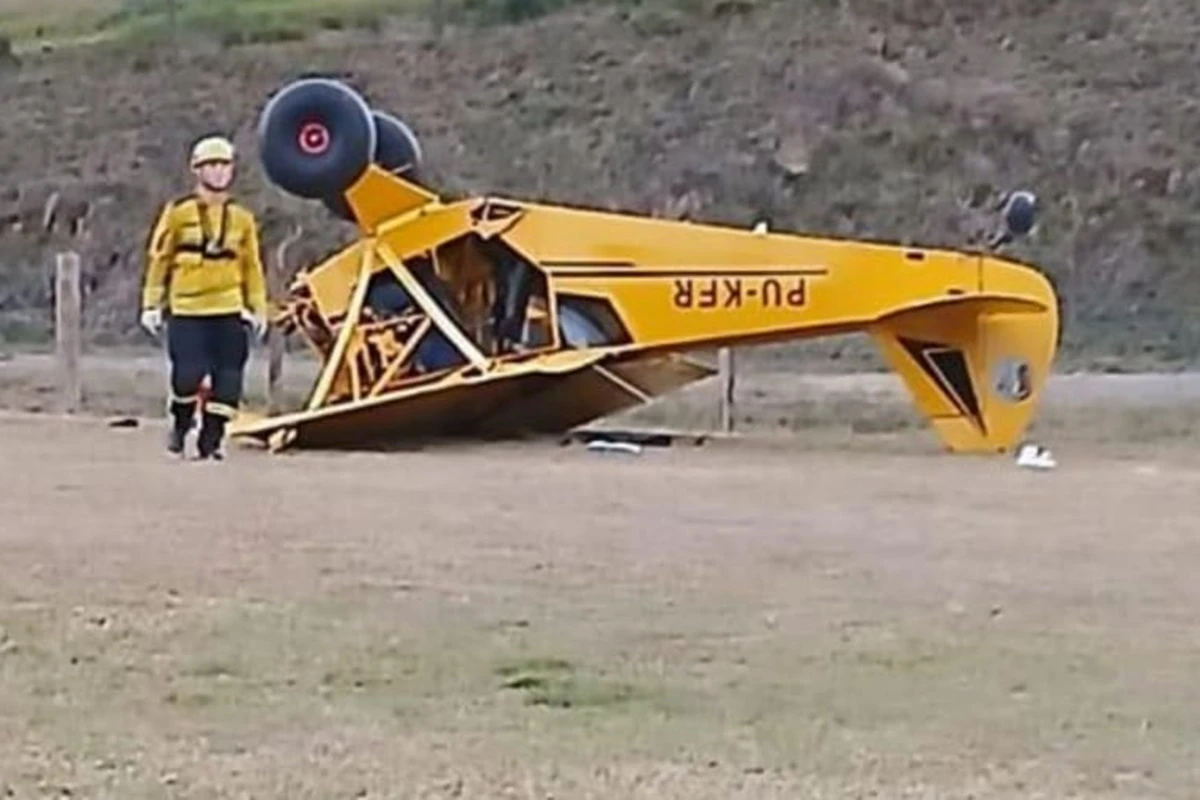Uma pessoa morre e outra fica gravemente ferida em queda de avião