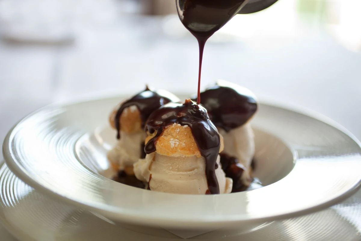 Pudim de sorvete com calda de chocolate: receita perfeita para o calor