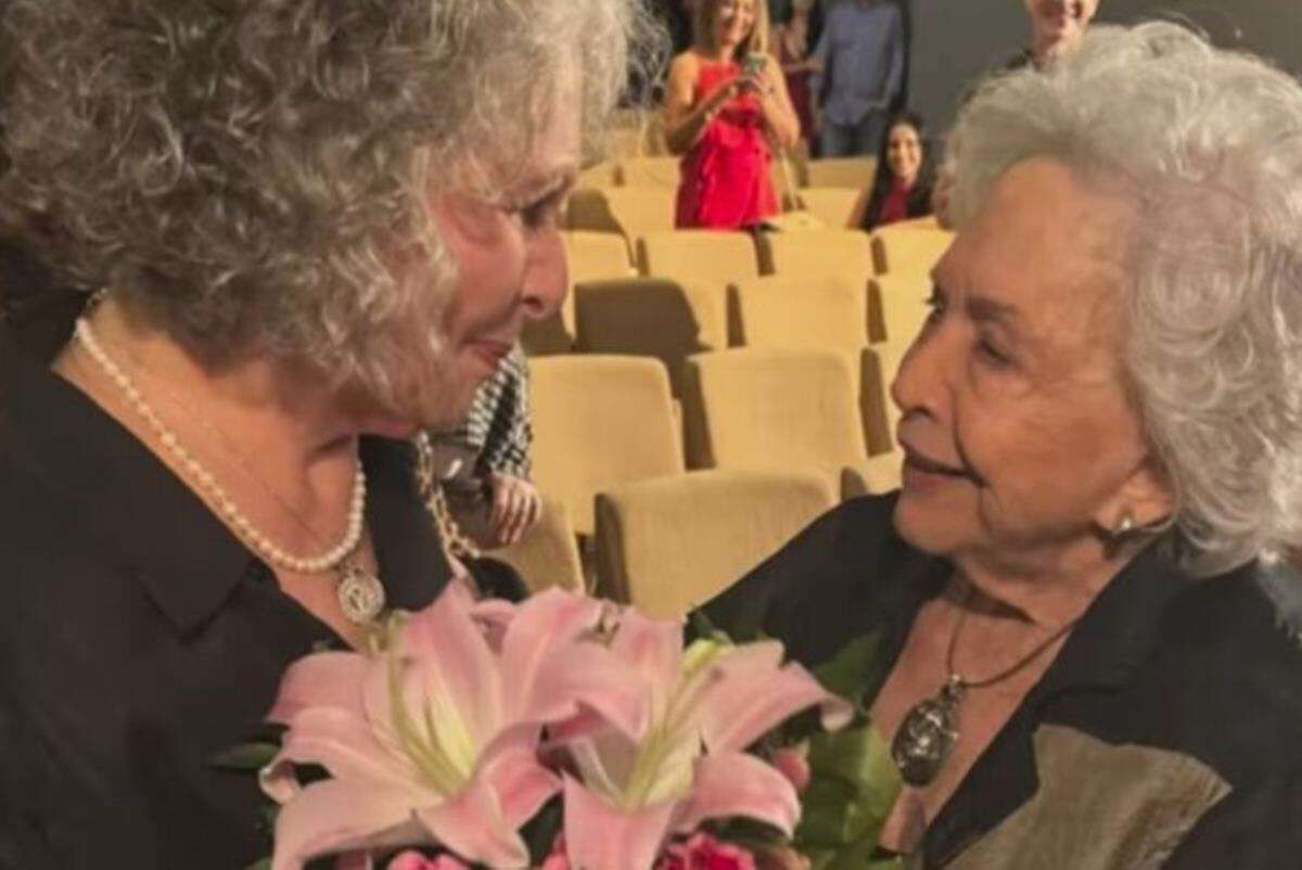 Irene Ravache se emociona ao receber Nathalia Timberg em peça no RJ