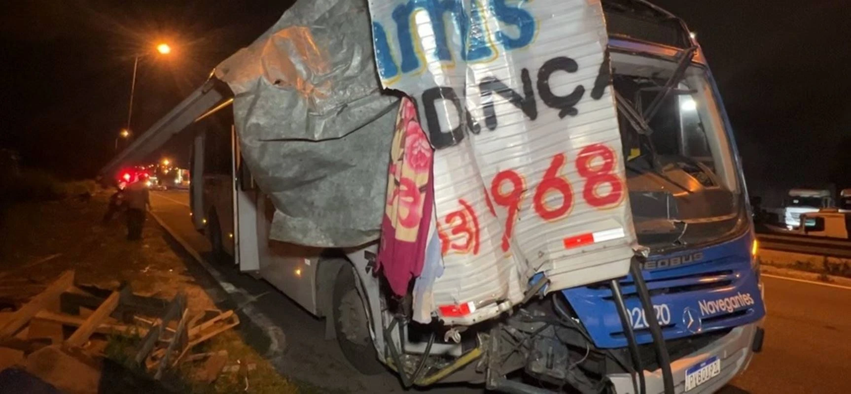 Homem morre após batida entre ônibus e caminhão parado em João Pessoa