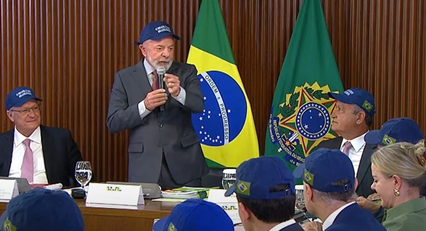 Lula e ministros exibem boné em reunião: “O Brasil é dos Brasileiros”