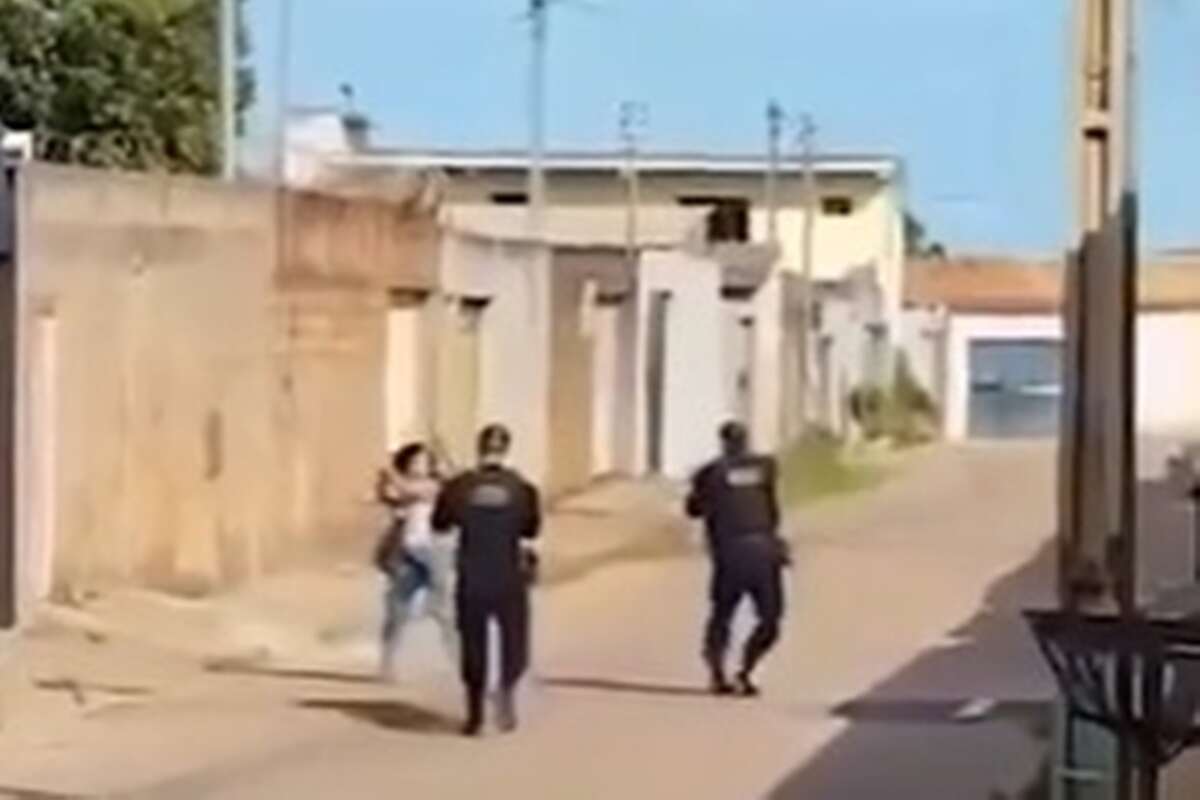 Vídeo: mulher ataca PMs com cabo de vassoura e acaba presa no DF