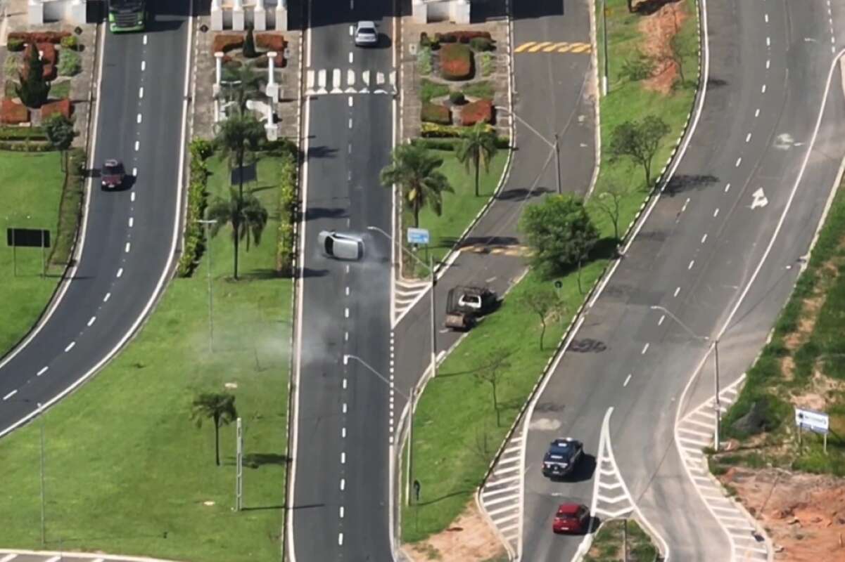 Drone flagra perseguição e capotagem de carro furtado no interior