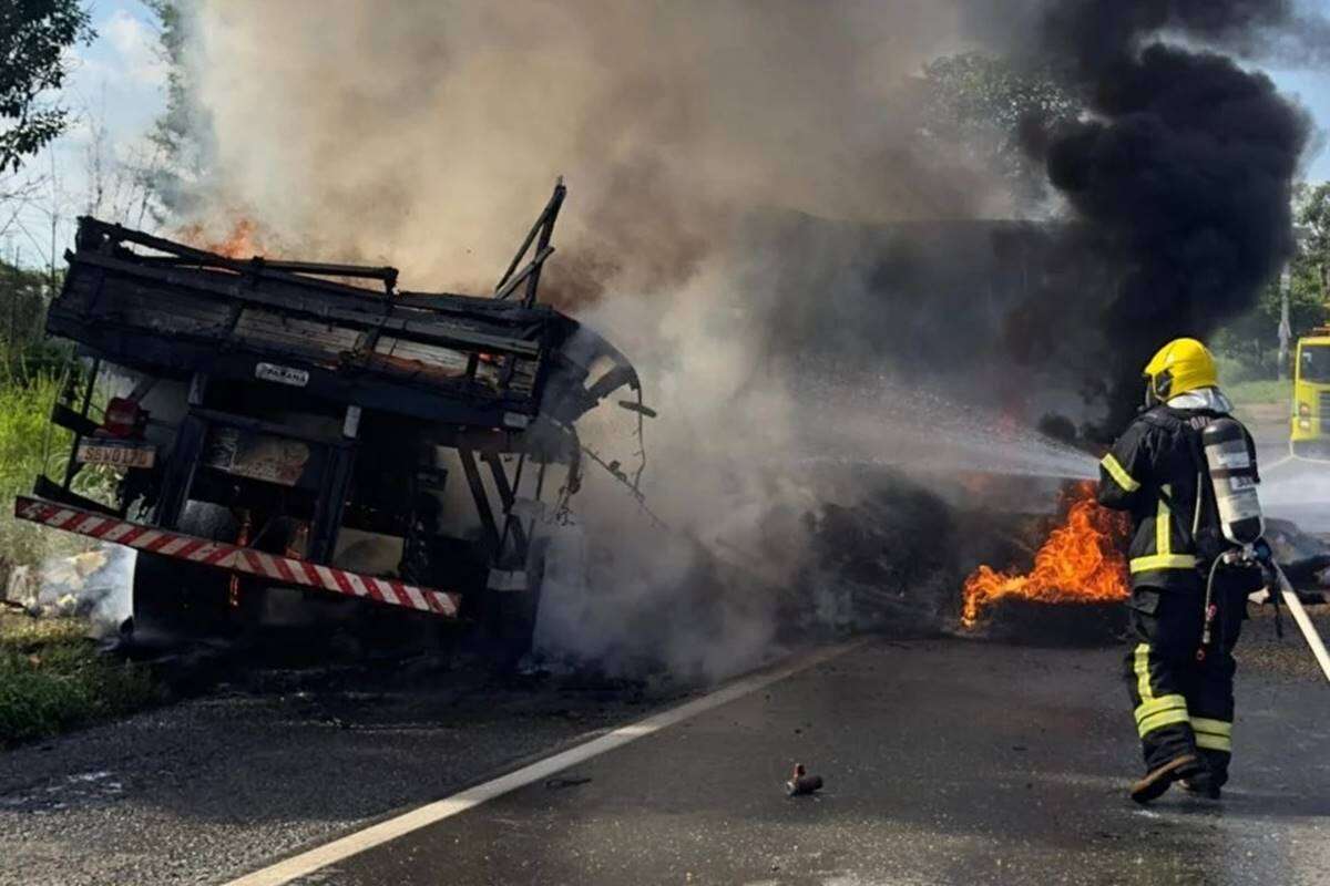 Caminhões batem, pegam fogo e quatro morrem carbonizados em Goiás