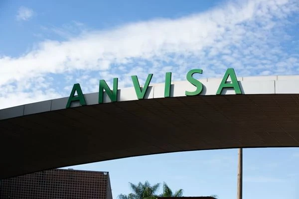 Anvisa publica alerta para riscos de progressiva com formol