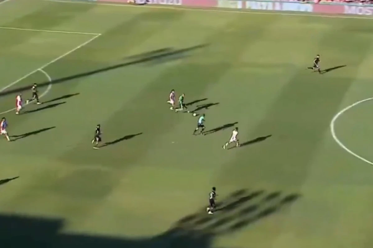Vídeo: goleiro argentino abusa no “estilo”, perde bola e leva gol
