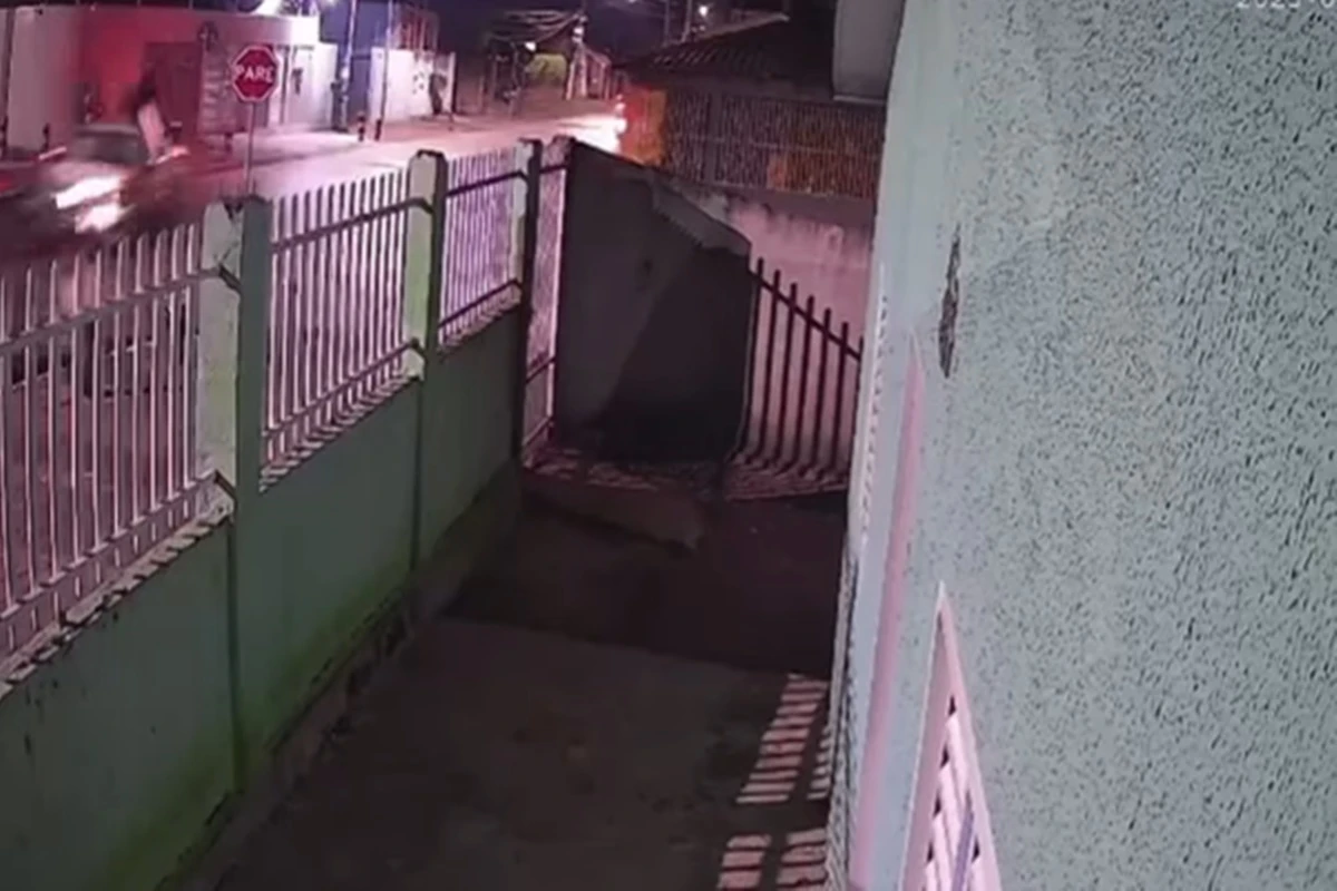 Vídeo: entregador de aplicativo é arremessado contra placa de “pare”