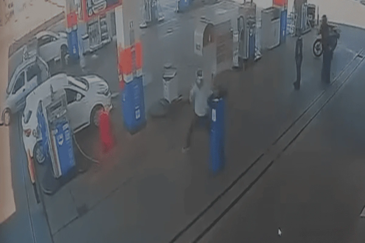 Dupla armada rende frentistas e leva mais de R$ 1 mil em posto. Vídeo