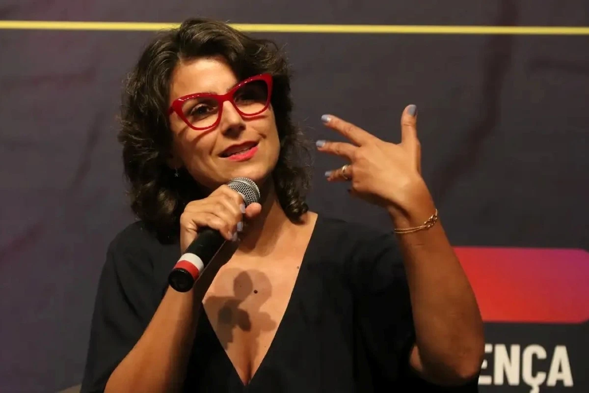 Manuela d’Ávila tem perfil punido por associar Bolsonaro à adultização