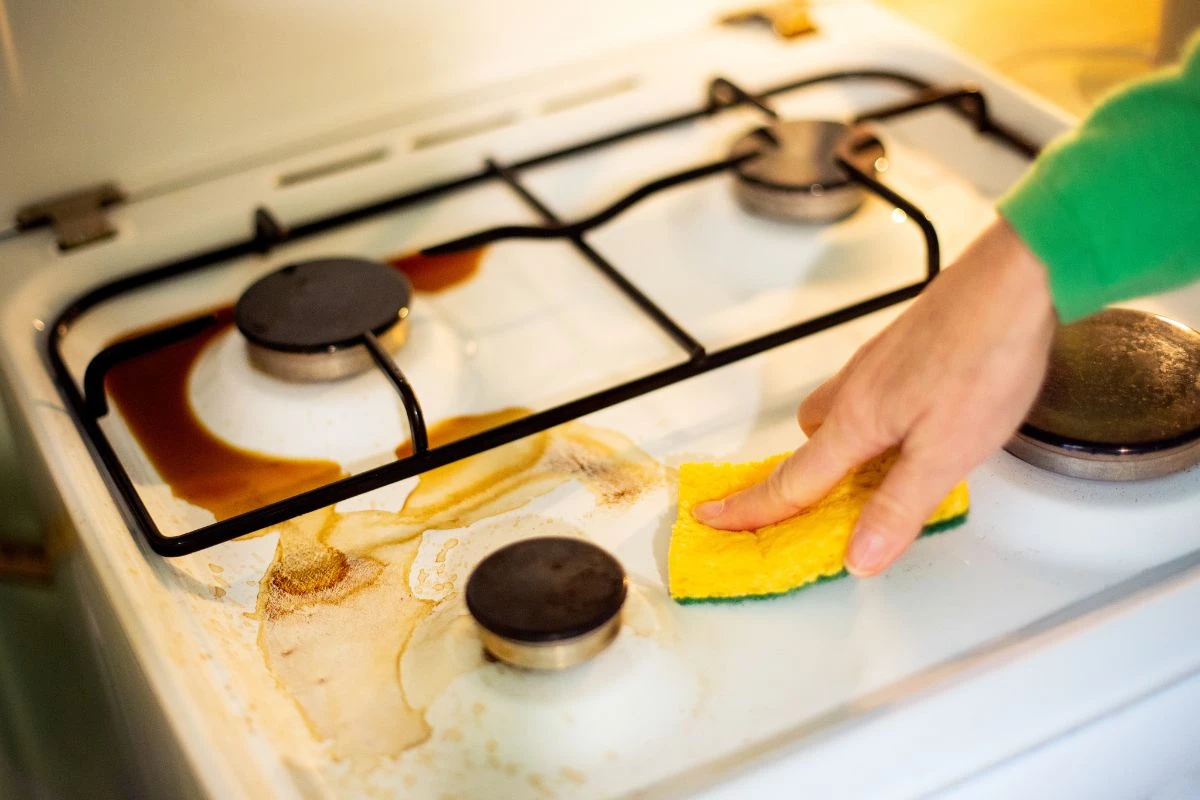 Nem bicabornato nem vinagre: veja truque simples para limpar o fogão
