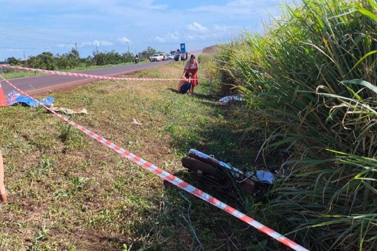 MS: motociclista morre após ser jogada fora da pista por caminhonete