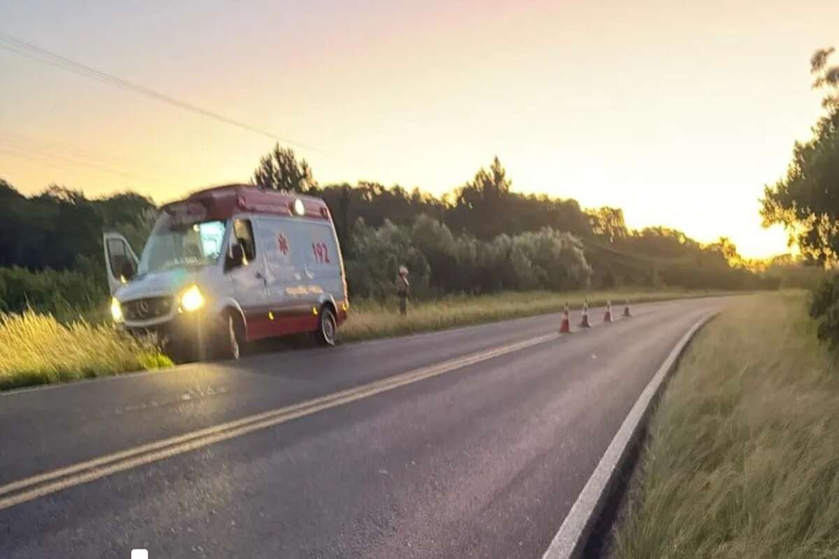 Mulher sofre acidente, sai do carro pedindo socorro e morre atropelada