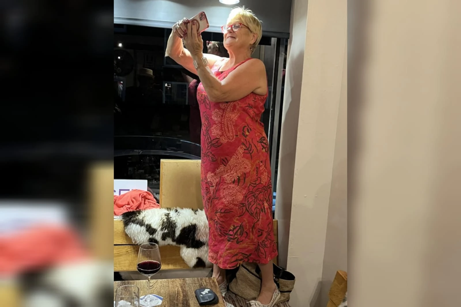 Mulher quase morre de infecção após corte de 2 cm com taça de vinho