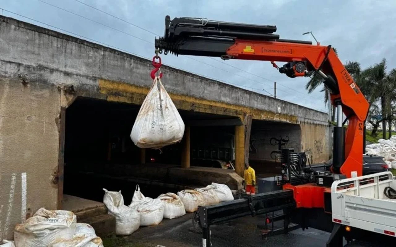 Sob alerta de inundação, Porto Alegre fecha 4 comportas no Guaíba