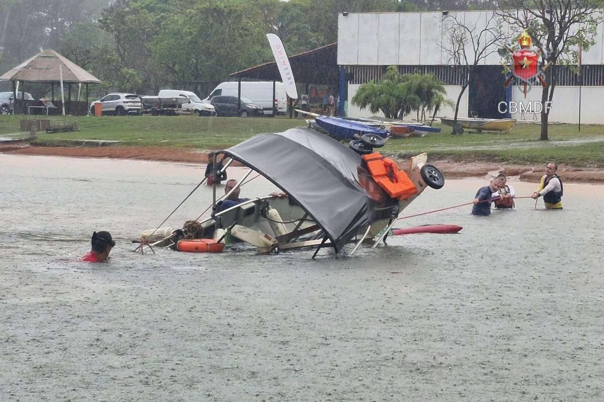 CBMDF resgata 3 pessoas após embarcação quase afundar no Lago Paranoá