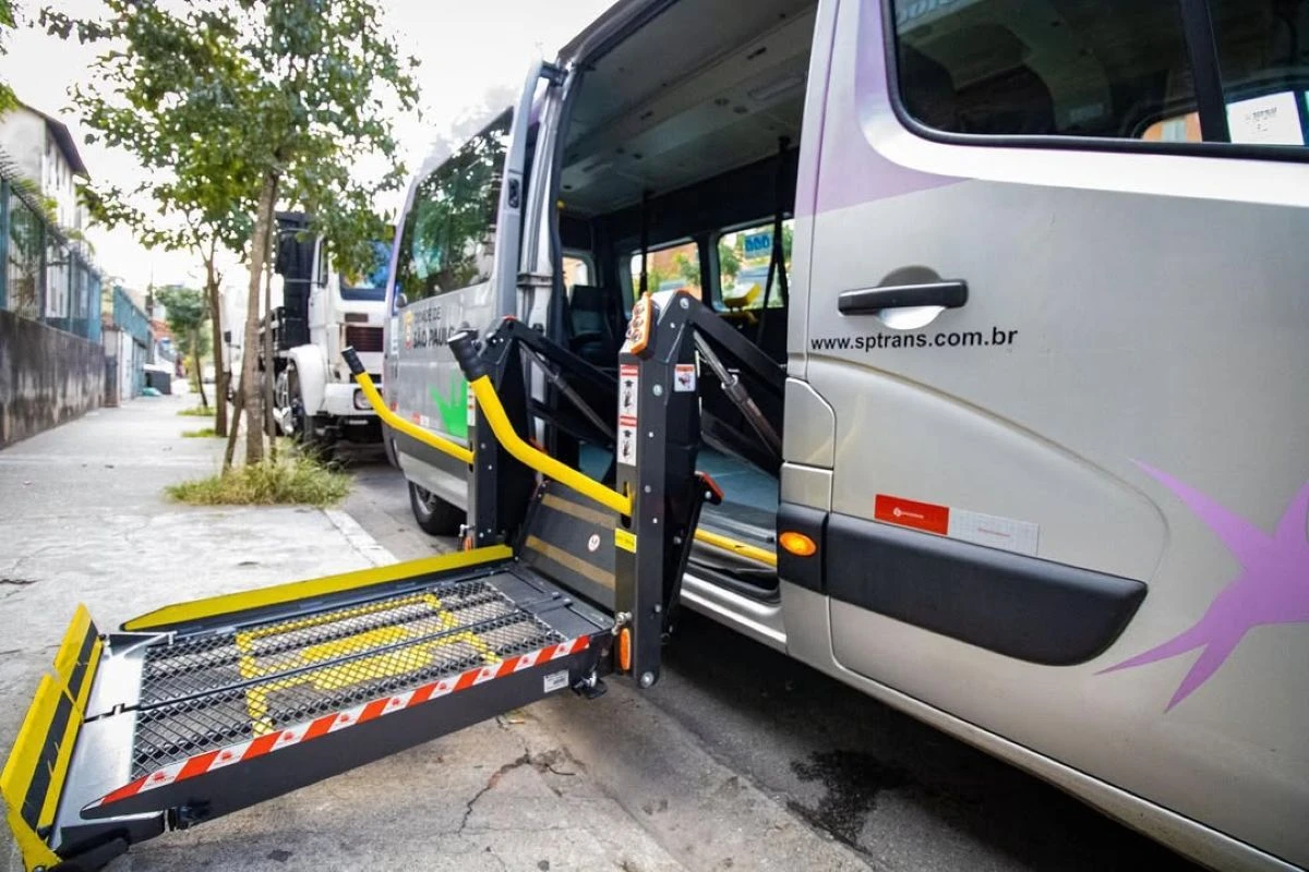 Duas vans da prefeitura que atendem PCDs são atacadas com pedras em SP