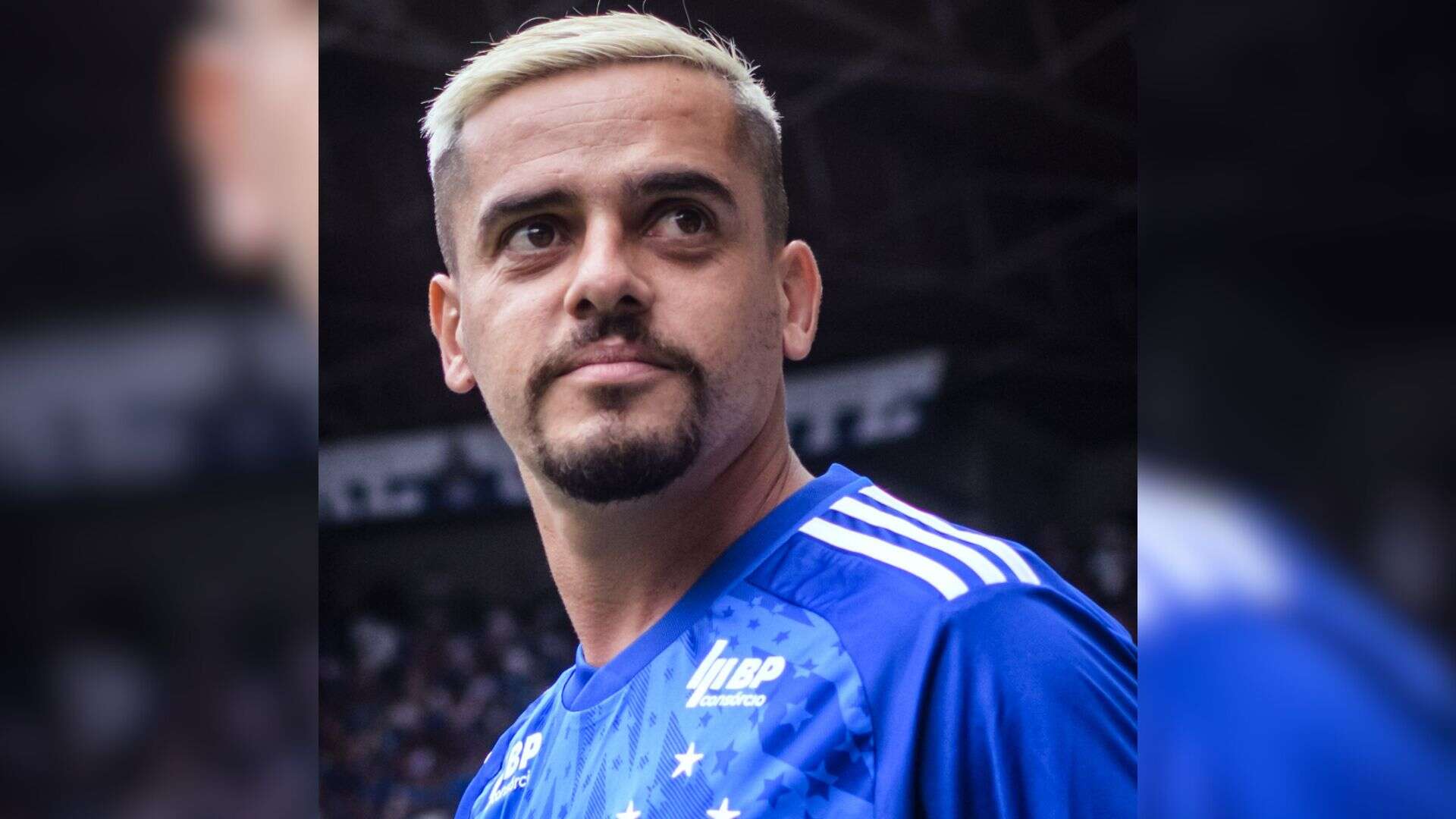 Em busca da titularidade, Fagner chega ao Cruzeiro antes de jogo no DF