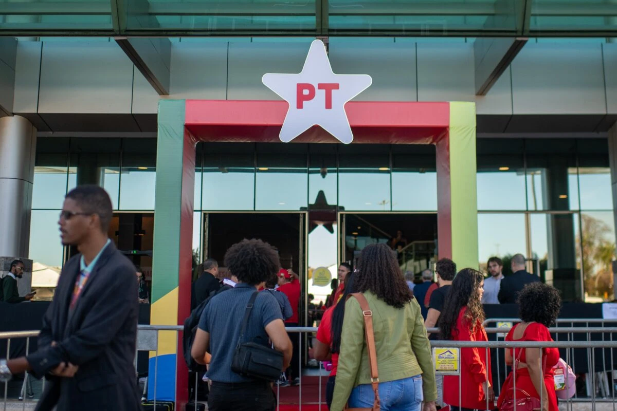 Encontro do PT tem Dirceu tietado e boné “patriota” por R$ 60