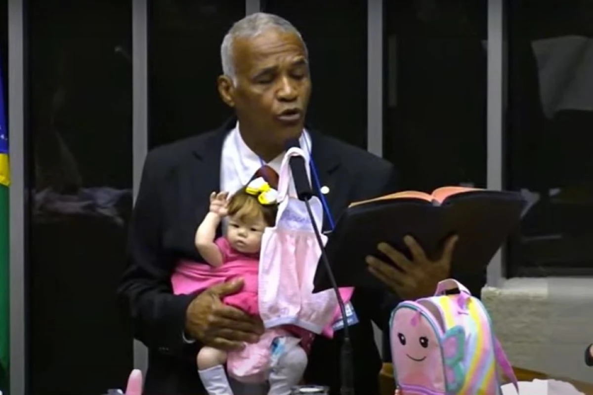 Com bebê reborn no colo, deputado cristão diz que boneca “não é pecado”