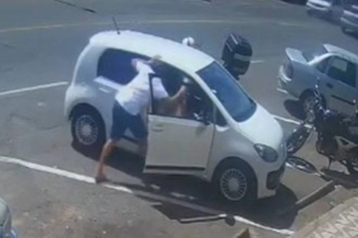 Câmera flagra pai dando socos e chutes no filho de 12 anos no DF