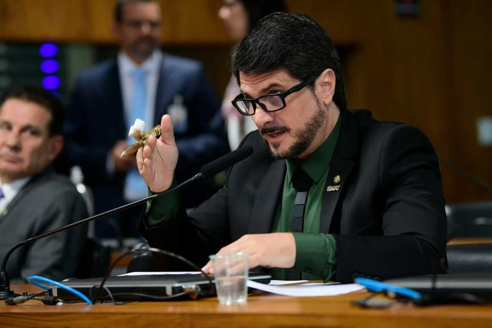 Defesa de Do Val: restrições ultrapassam os “limites da razoabilidade”