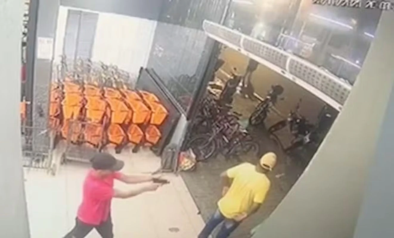 Vídeo: criminoso tenta matar PM aposentado pelas costas e arma falha