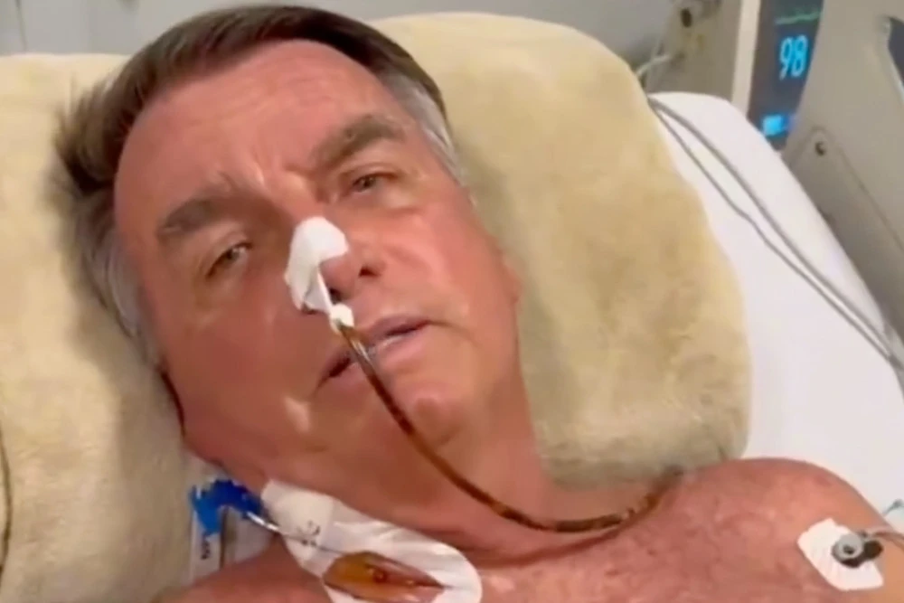 Bolsonaro tem quadro clínico estável e sem dores, diz boletim
