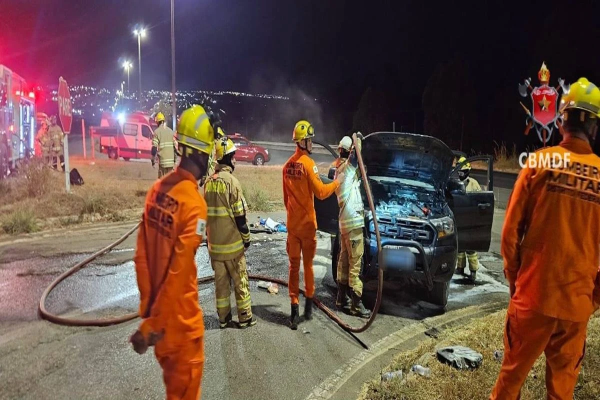 Carro pega fogo na BR-020 e bombeiros são acionados na madrugada