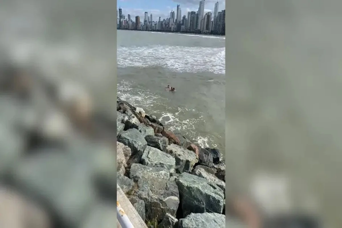 SC: policial se lança ao mar e salva criança arrastada pela correnteza