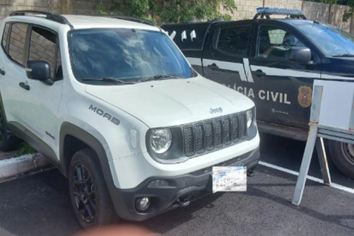 Advogado e cliente são presos ao retirar carro com documento falso