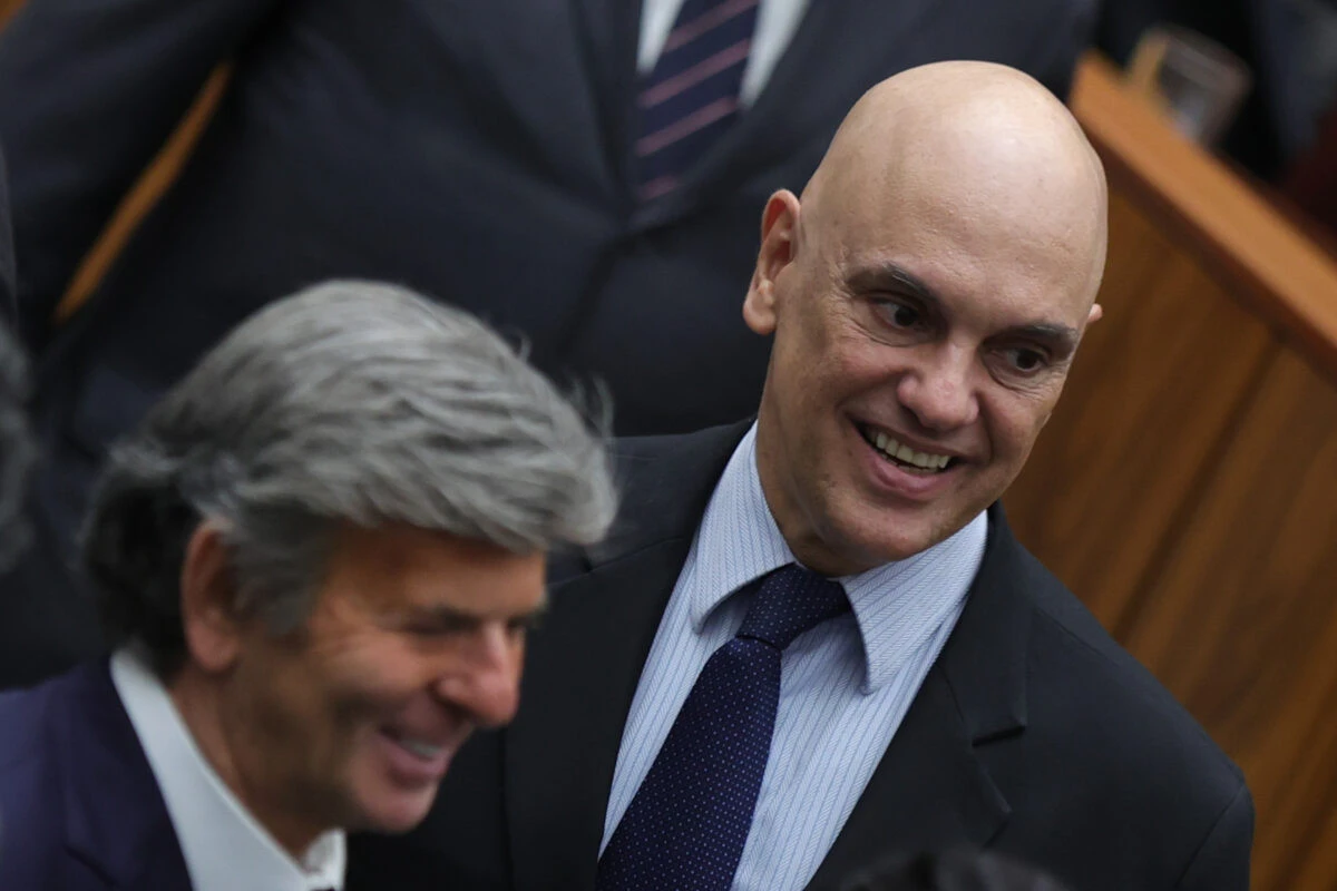 Moraes cochicha ao ouvido de Fux e os dois riem em posse no STJ. Vídeo