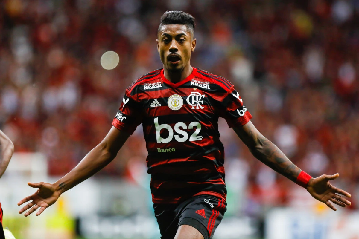 Indiciado pela PF, Bruno Henrique é titular no clássico contra o Vasco