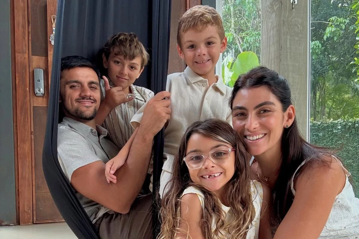 Felipe Simas celebra após esposa largar carreira para cuidar de filhos