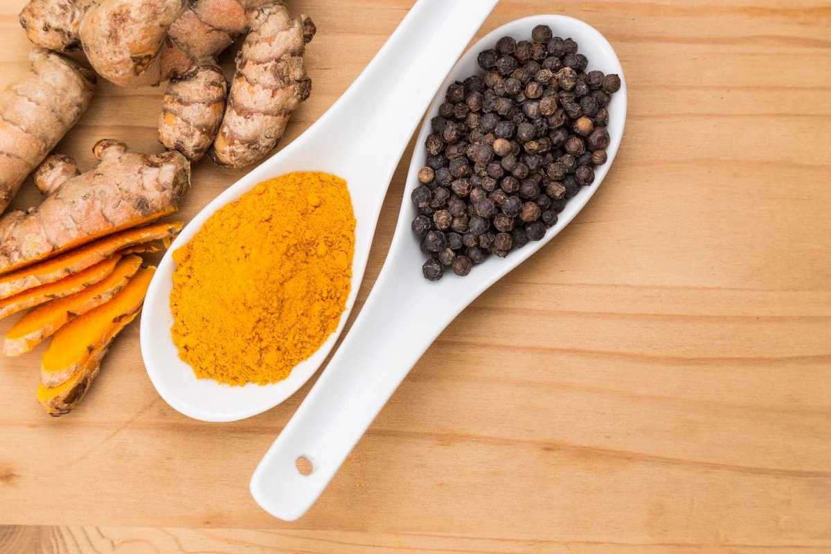 Cúrcuma com pimenta-do-reino: veja benefícios da combinação poderosa