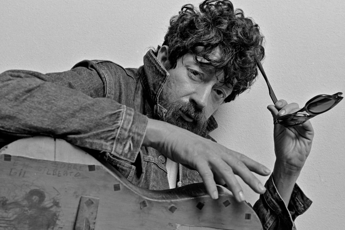 Fãs tentaram roubar caixão de Raul Seixas em funeral: “Ele está vivo”