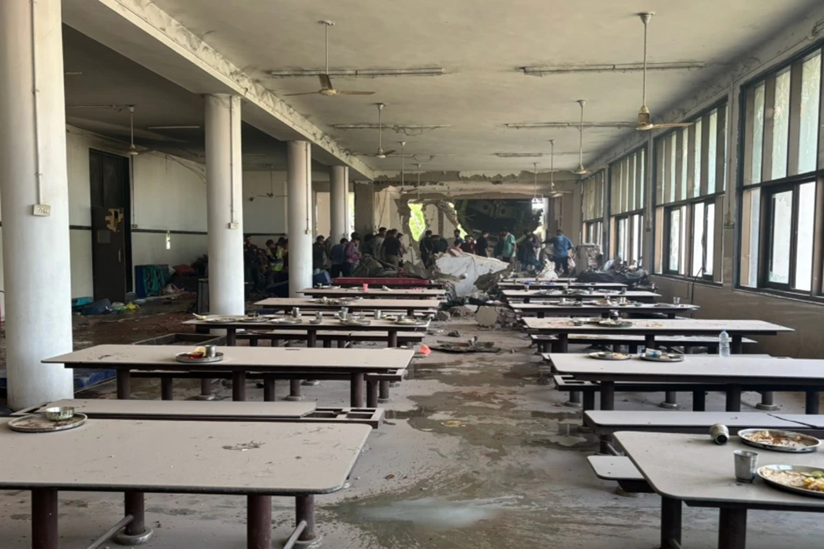 Índia: avião atingiu refeitório de alunos de medicina; 5 morreram