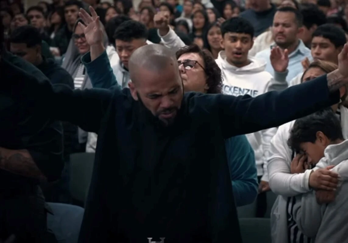 Vídeo: Daniel Alves prega durante culto na Espanha após absolvição