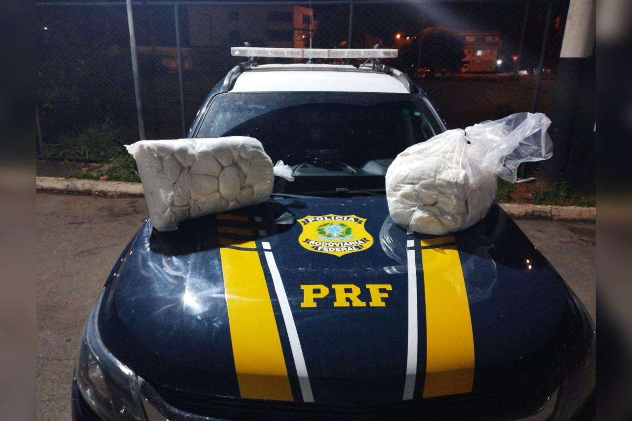 BR-060: PRF apreende 58 kg de cocaína sem dono em bagageiro de ônibus