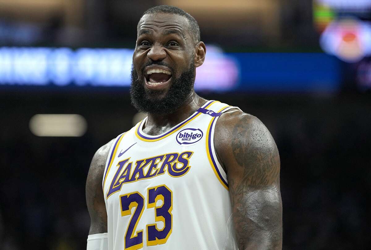 LeBron James comemora 40 com recordes e títulos na NBA; relembre