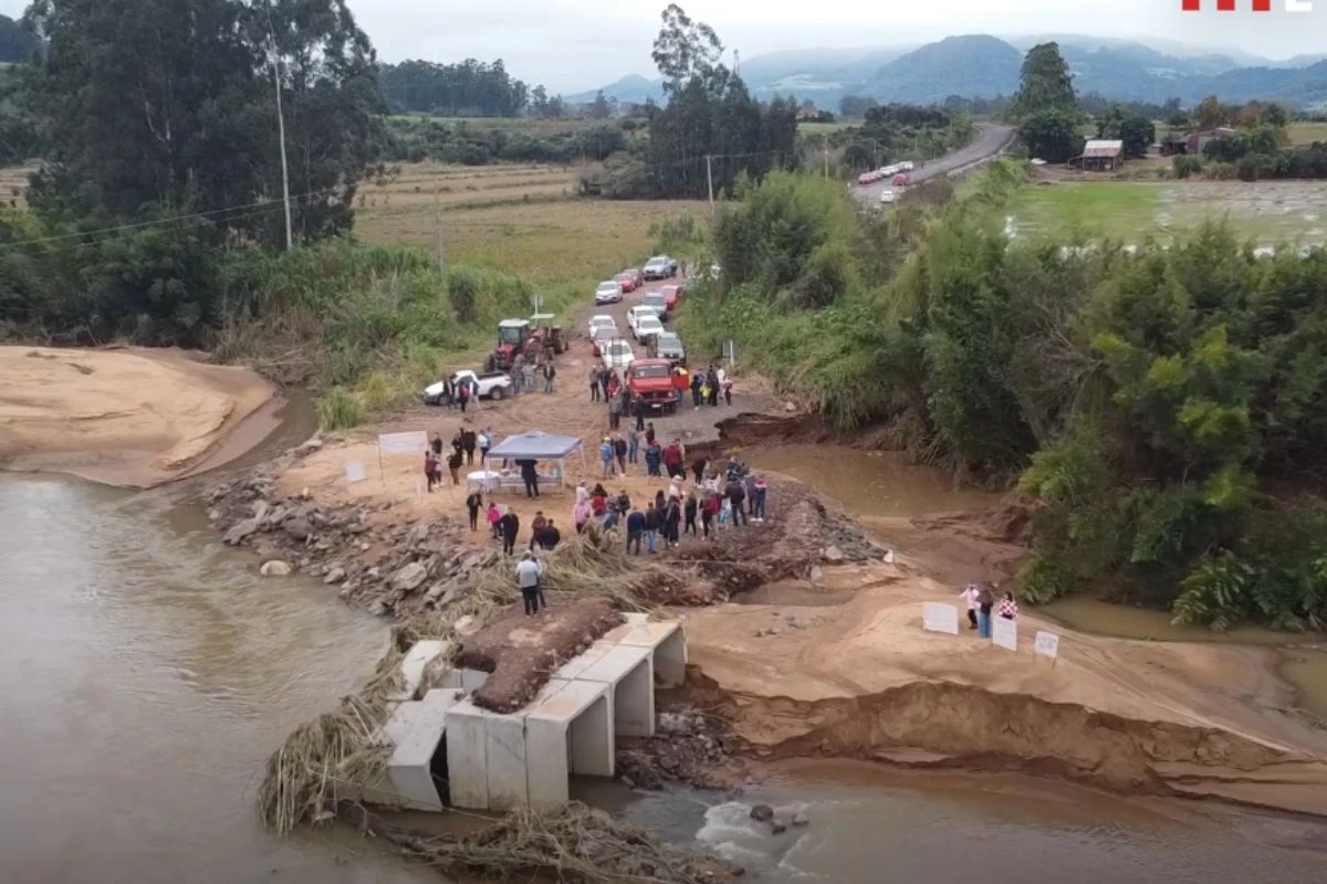 Chuvas no RS: área rural faz bolo de 1 ano sem reconstrução de ponte